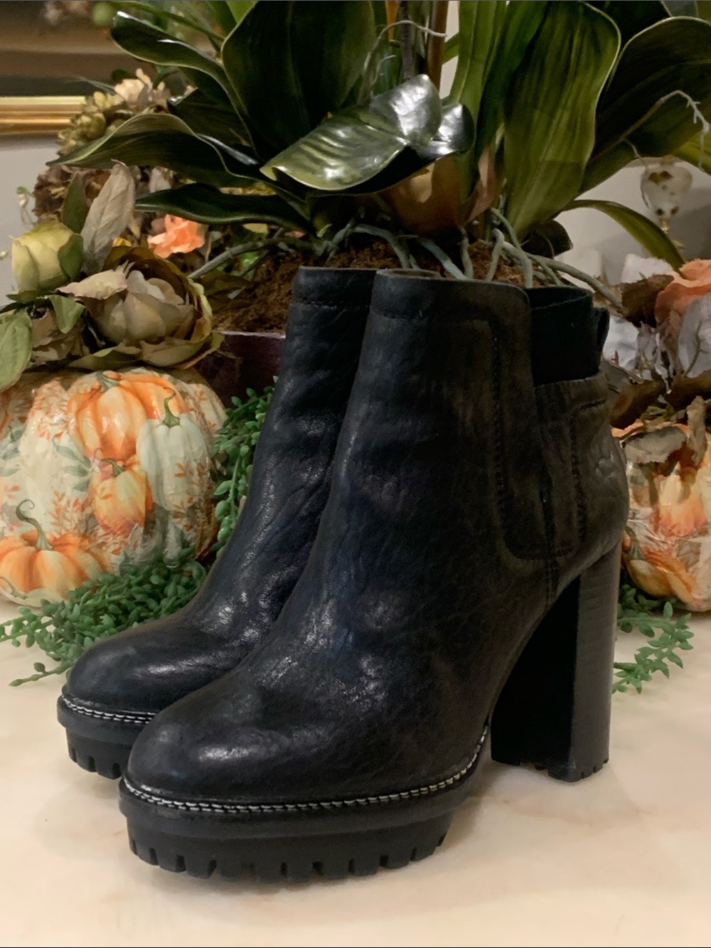Vince camuto black leather ankle boots size 6 M